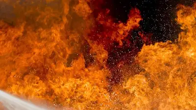 В Павлодаре пожарные спали ребенка из горящей квартиры , фото - Новости Zakon.kz от 31.01.2024 22:29