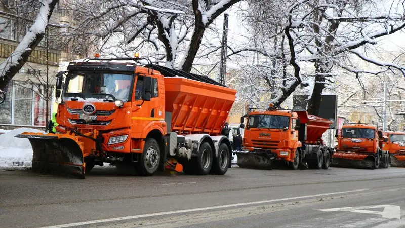 Справляются ли коммунальщики с уборкой снега в Алматы – фоторепортаж, фото - Новости Zakon.kz от 02.02.2024 12:36