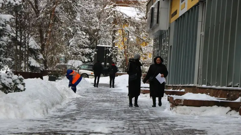Справляются ли коммунальщики с уборкой снега в Алматы – фоторепортаж, фото - Новости Zakon.kz от 02.02.2024 12:36