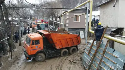 Опасаться ли алматинцам повторного схода оползня, фото - Новости Zakon.kz от 08.02.2024 18:22