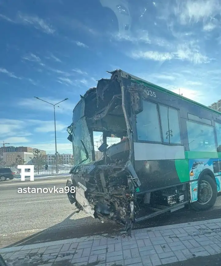 Грузовик, внедорожник и автобус не поделили дорогу: смертельное ДТП произошло в Астане