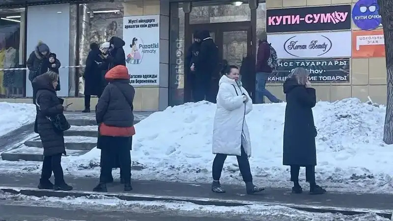 жители вышли на улицу после землетрясения, фото - Новости Zakon.kz от 04.03.2024 17:40