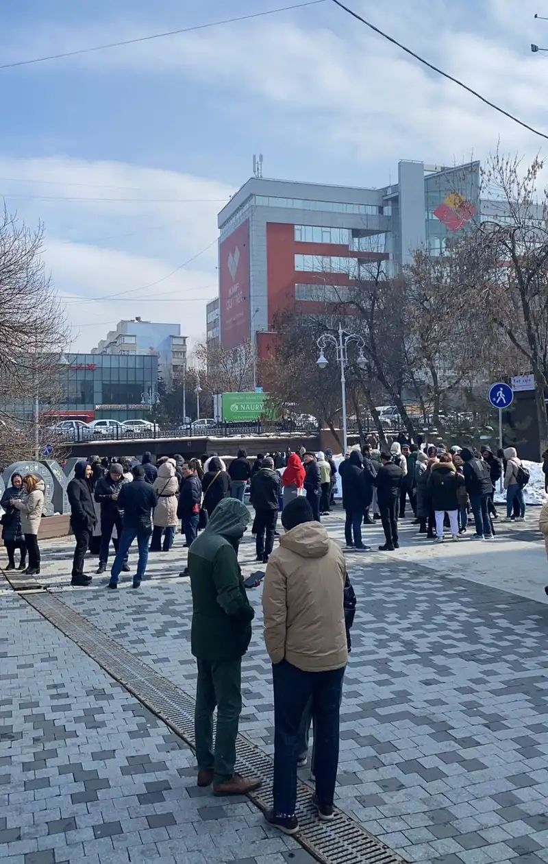 Сотни людей заполнили Арбат после землетрясения, фото — Новости Zakon.kz от 04.03.2024 12:02