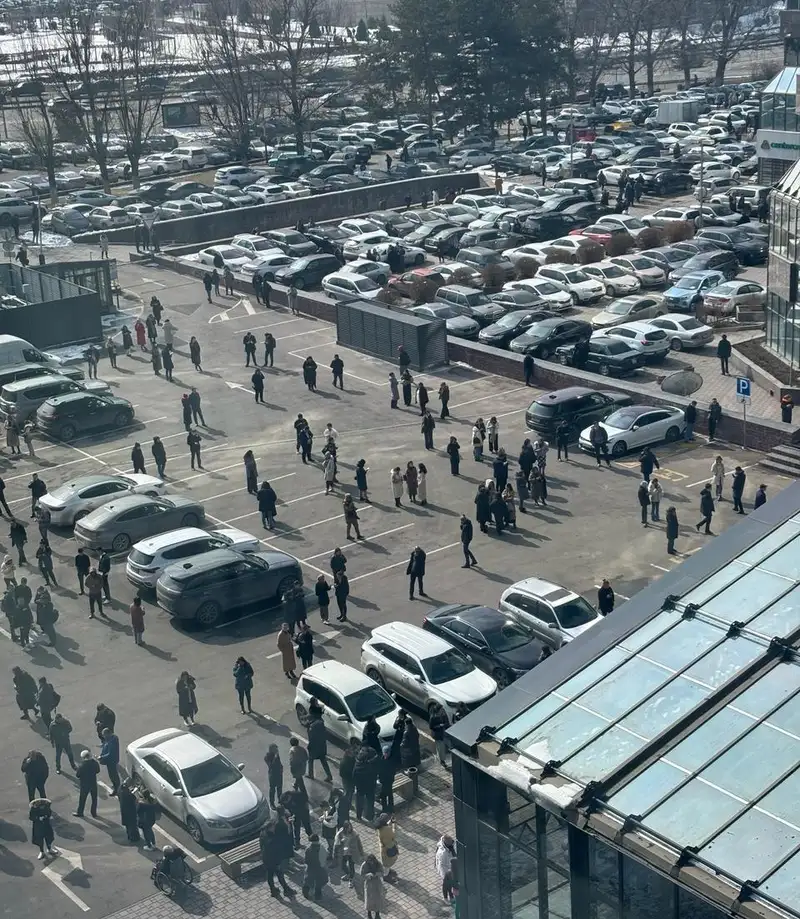 Сотни людей заполнили Арбат после землетрясения, фото — Новости Zakon.kz от 04.03.2024 12:02