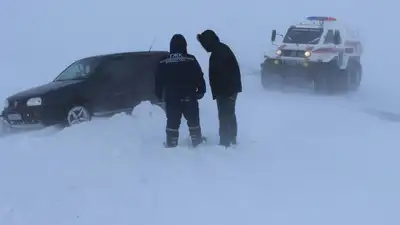 В Акмолинской области расчищают трассы от снега