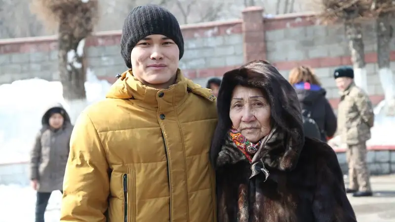 сын и мать, фото — Новости Zakon.kz от 07.03.2024 08:31