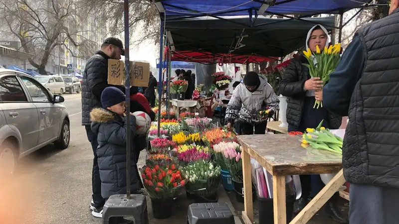 Почем букет к 8 марта: фоторепортаж с цветочного рынка Алматы, фото — Новости Zakon.kz от 07.03.2024 16:59