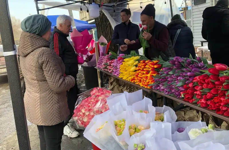 Почем букет к 8 марта: фоторепортаж с цветочного рынка Алматы, фото — Новости Zakon.kz от 07.03.2024 16:59