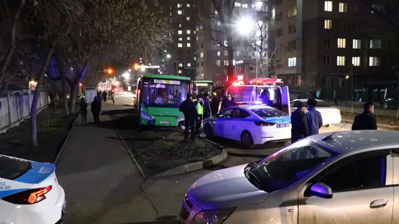 Городской автобус насмерть сбил пожилую женщину в Алматы , фото — Новости Zakon.kz от 12.03.2024 20:42