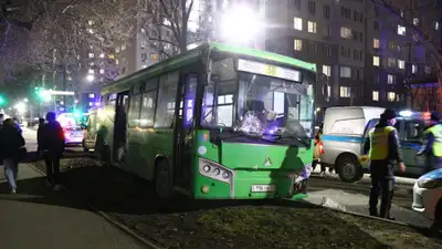 Городской автобус насмерть сбил пожилую женщину в Алматы , фото - Новости Zakon.kz от 12.03.2024 20:42