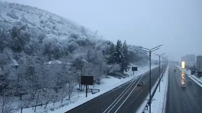 Алматинцы проснулись в заснеженном городе