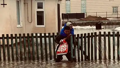 В Актюбинской области спасатель на спине выносит людей