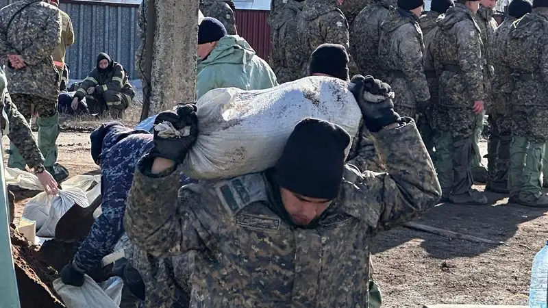 Солдаты и курсанты Нацгвардии продолжают помогать в противопаводковых мероприятиях