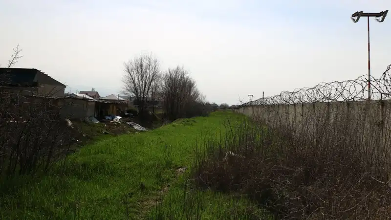 Небезопасное соседство: алматинцы высказались про снос домов вокруг аэропорта, фото — Новости Zakon.kz от 08.04.2024 18:35