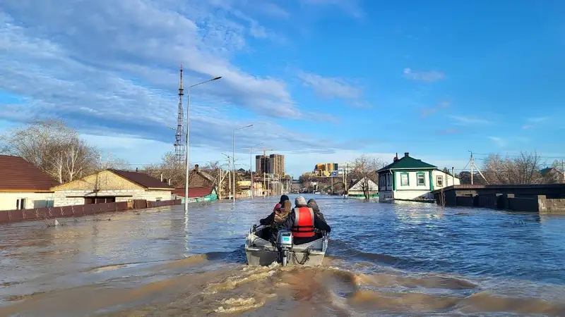 Дома затоплены по крыши: из микрорайона в Петропавловске воду будут откачивать спецтехникой