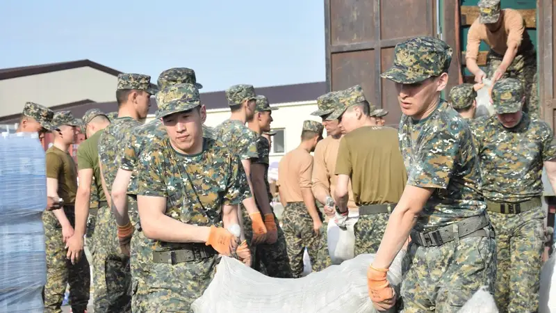 Казахстанцы продолжают помогать в борьбе со стихией