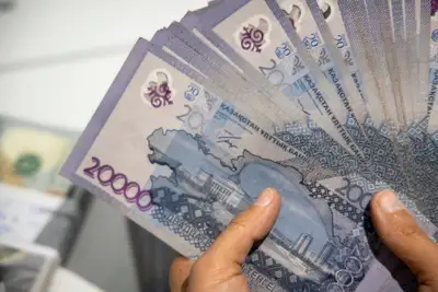 Доллары и тенге, деньги, обмен валют, Казахстан