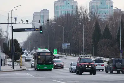 Автобус, общественный транспорт, городской транспорт, пассажиры, улица , сурет - Zakon.kz жаңалық 13.11.2024 14:32