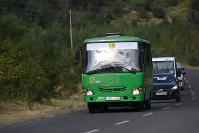 Автобус, общественный транспорт, городской транспорт, пассажиры, улица , сурет - Zakon.kz жаңалық 27.08.2024 10:31