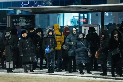 Автобусная остановка, пассажиры, люди на остановке, зима , фото - Новости Zakon.kz от 08.01.2025 18:37