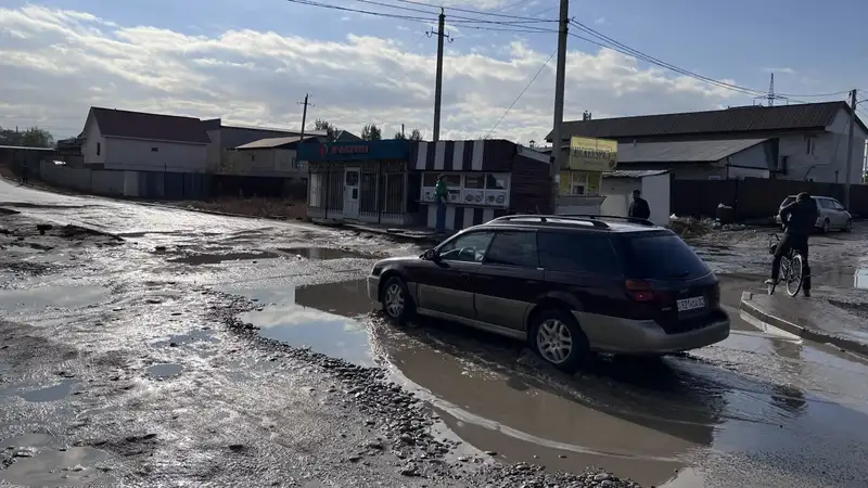 Жители двух областных центров бьют тревогу из-за воды на городских дорогах