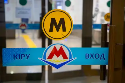 Метрополитен, пассажиры метро, общественный транспорт, вагоны метро, люди в метро 