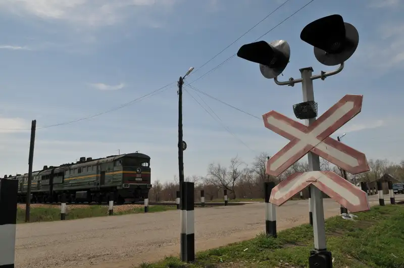 Порядок прохода поезда через железнодорожный переезд изменили в Казахстане