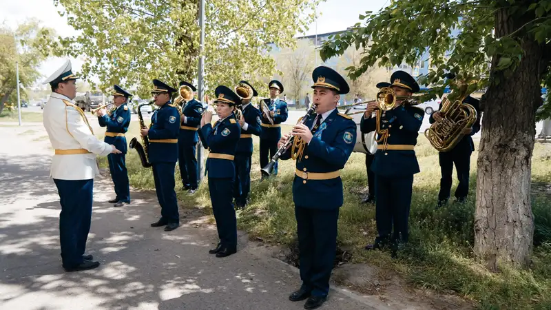 В области Абай ветеранов войны и тружеников тыла поздравили с Днем Победы