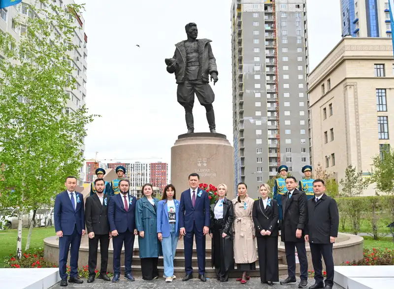 люди, памятник, фото — Новости Zakon.kz от 09.05.2024 10:15