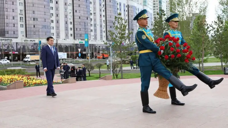 Руководитель АП Айбек Дадебаев возложил цветы к памятнику Бауыржану Момышулы