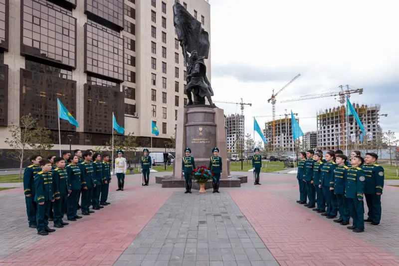 люди, памятник, фото — Новости Zakon.kz от 09.05.2024 12:29