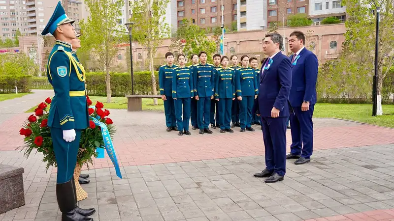 Премьер-министр возложил цветы к памятнику Рахымжану Кошкарбаеву