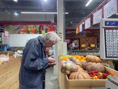 Пожилые люди, пенсионеры, пенсия, пенсионный возраст, цены на продукты, инфляция 