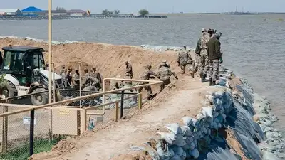 В Атырауской области срочно начали возводить дополнительную защитную дамбу