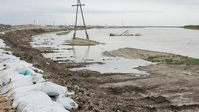 Канат Бозумбаев поручил усилить дамбы в Атырауской области