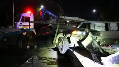 В Алматы микроавтобус въехал в легковушку во время погрузки на эвакуатор, есть пострадавшие, фото - Новости Zakon.kz от 14.05.2024 03:20