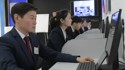 Компьютерный класс, школа, ученики средних классов, школьники за компьютером 