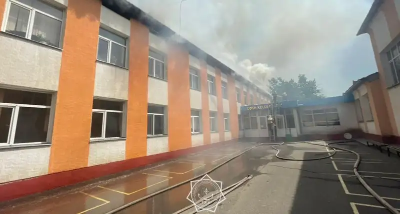 Пожар тушат в школе Шымкента, фото — Новости Zakon.kz от 15.05.2024 10:43