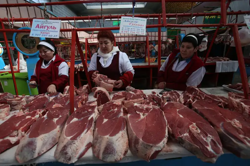 Торговля, зеленый базар, рынок, продукты, продавцы, покупатели, цены на продукты, мясо, мясной отдел, мясной цех, говядина, баранина, конина