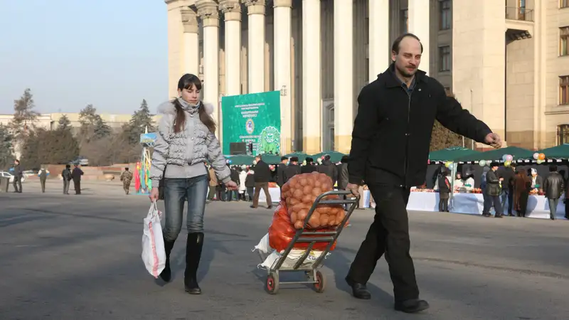 Петропавлда мигранттар базар жағалап жан бағып жүр