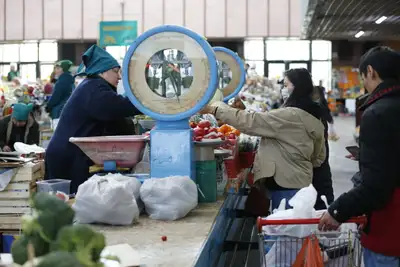 Торговля, зеленый базар, рынок, продукты, продавцы, покупатели, цены на продукты, овощи, фрукты, ягоды, сурет - Zakon.kz жаңалық 11.12.2024 16:33