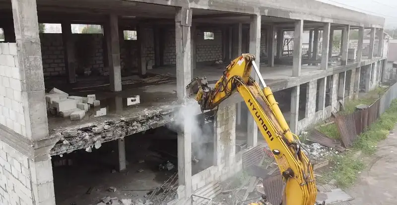 Крупный строительный объект пошел под снос в Алматы, фото — Новости Zakon.kz от 20.05.2024 15:53