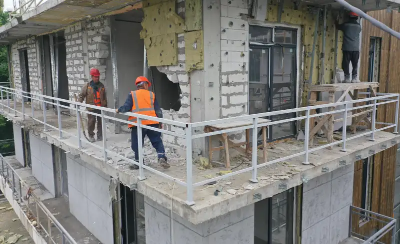 В предгорье Алматы сносят этаж клубного дома, фото — Новости Zakon.kz от 22.05.2024 09:54