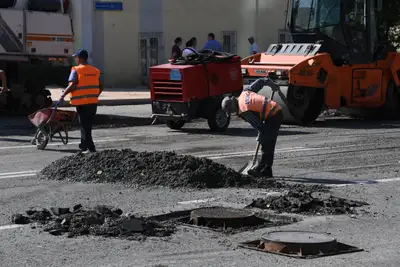 Укладка асфальта, асфальтирование дорог, асфальт, ремонт дорог, асфальтобетонные работы, рабочие, асфальтоукладчики, машины для укладки асфальта, техника для дорожных работ, дорожно-ремонтные работы, фото - Новости Zakon.kz от 11.10.2024 10:26