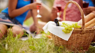 Пять вкусных и простых закусок для отдыха и пикника, фото - Новости Zakon.kz от 24.05.2024 17:56