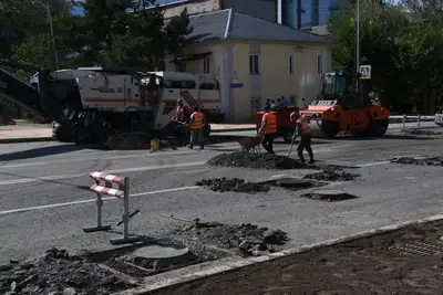 Укладка асфальта, асфальтирование дорог, асфальт, ремонт дорог, асфальтобетонные работы, рабочие, асфальтоукладчики, машины для укладки асфальта, техника для дорожных работ, дорожно-ремонтные работы, фото - Новости Zakon.kz от 05.08.2024 16:01