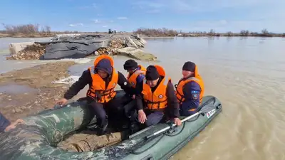 Эвакуация жителей из зоны потопления в Атырауской области попала на видео, фото - Новости Zakon.kz от 24.05.2024 17:56