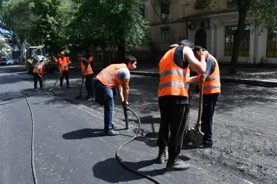 Укладка асфальта, асфальтирование дорог, асфальт, ремонт дорог, асфальтобетонные работы, рабочие, асфальтоукладчики, машины для укладки асфальта, техника для дорожных работ, дорожно-ремонтные работы