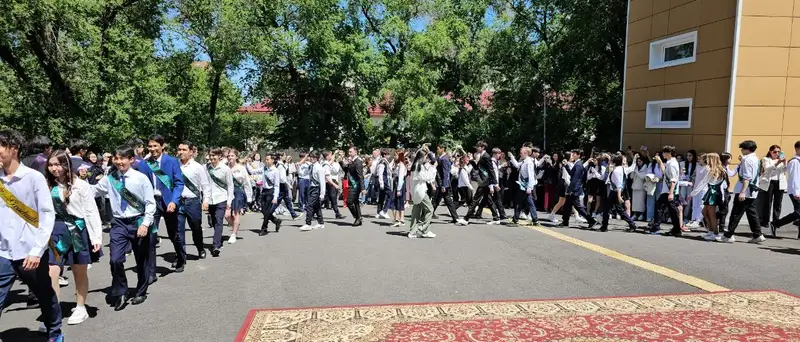 школьники на Последней звонке, фото - Новости Zakon.kz от 25.05.2024 11:39