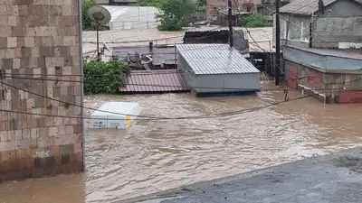  Газозаправочная станция взорвалась в Армении из-за наводнения , фото - Новости Zakon.kz от 26.05.2024 18:45